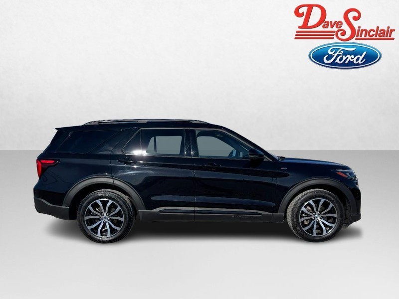 Ford Explorer Vehicle Full-screen Gallery Image 05