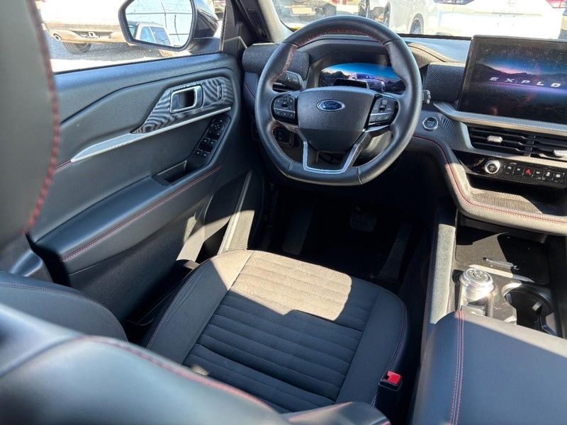 Ford Explorer Vehicle Full-screen Gallery Image 14