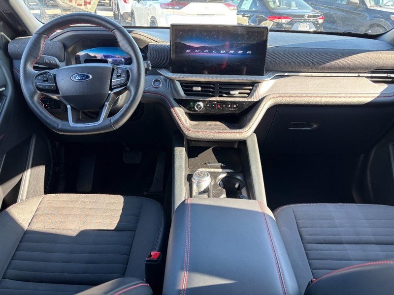 Ford Explorer Vehicle Full-screen Gallery Image 15