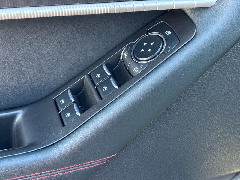 Ford Explorer Vehicle Full-screen Gallery Image 18