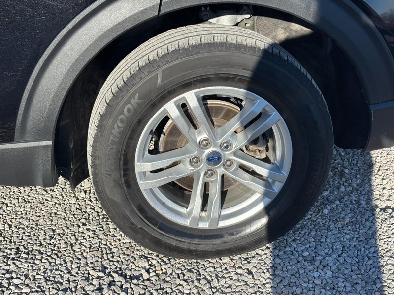 Ford Explorer Vehicle Full-screen Gallery Image 11