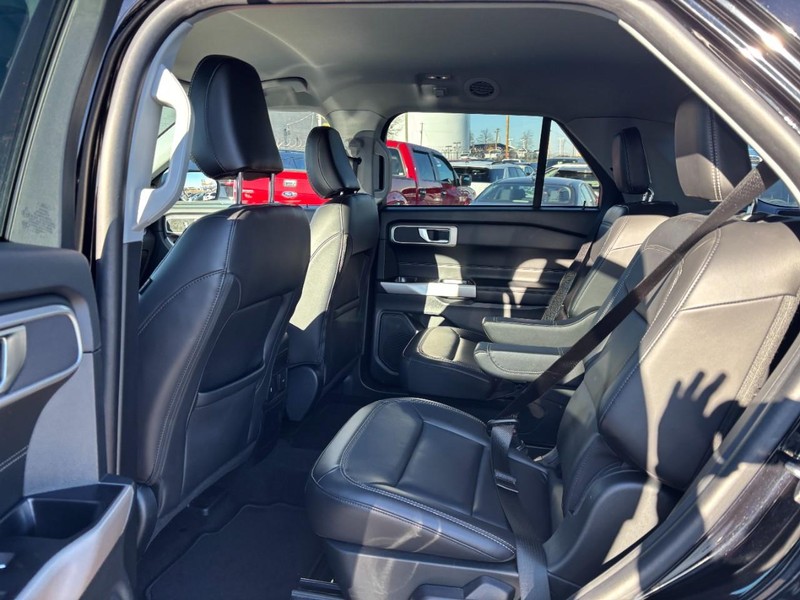 Ford Explorer Vehicle Full-screen Gallery Image 13