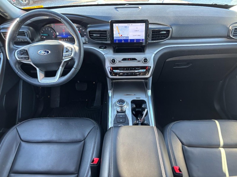 Ford Explorer Vehicle Full-screen Gallery Image 15