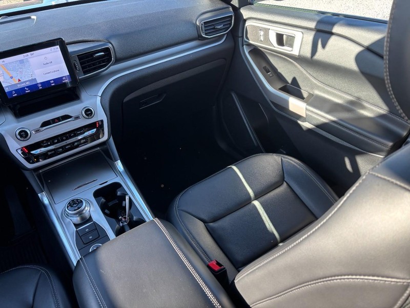 Ford Explorer Vehicle Full-screen Gallery Image 16