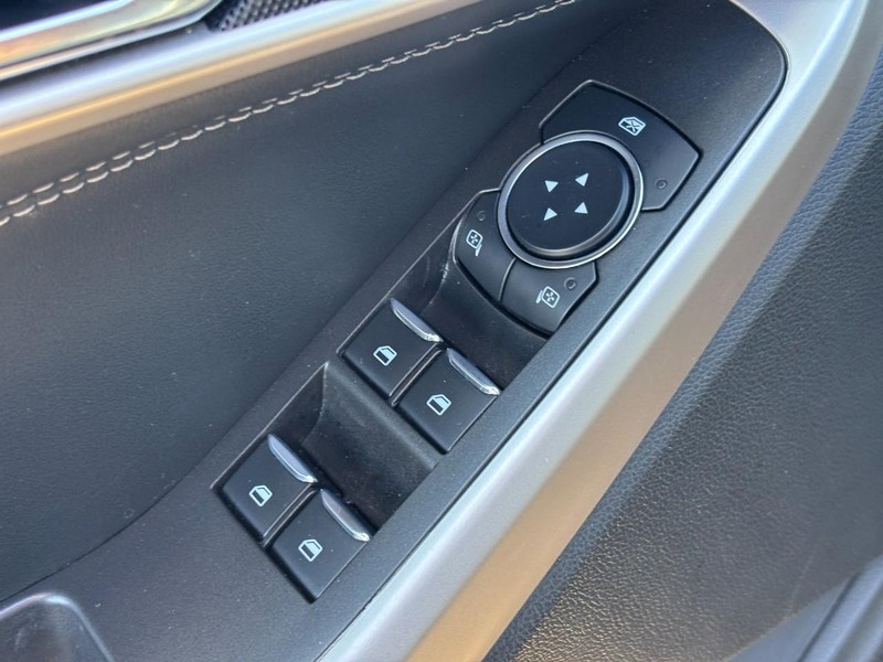 Ford Explorer Vehicle Full-screen Gallery Image 18