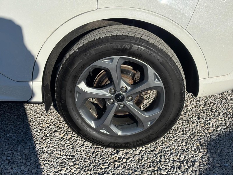 Ford Escape Vehicle Full-screen Gallery Image 12