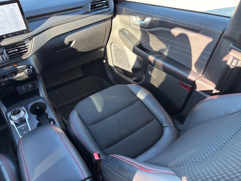 Ford Escape Vehicle Full-screen Gallery Image 16