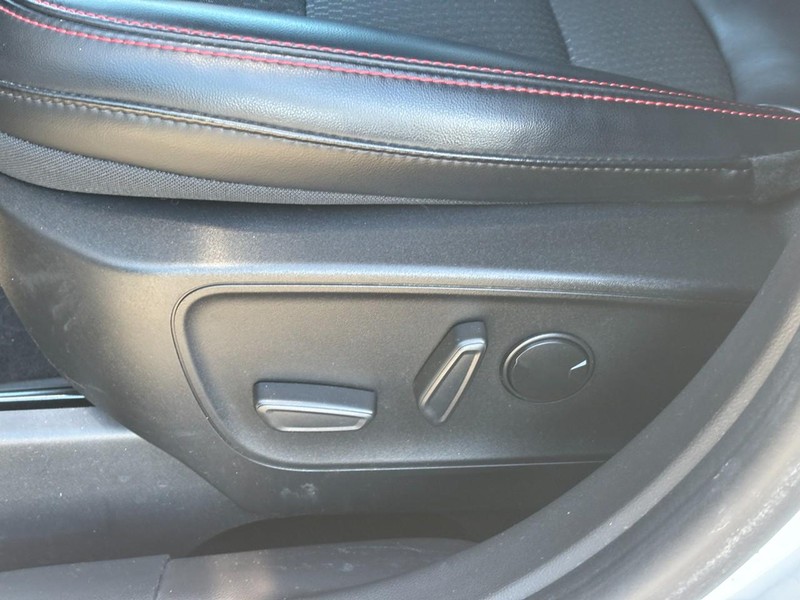 Ford Escape Vehicle Full-screen Gallery Image 17