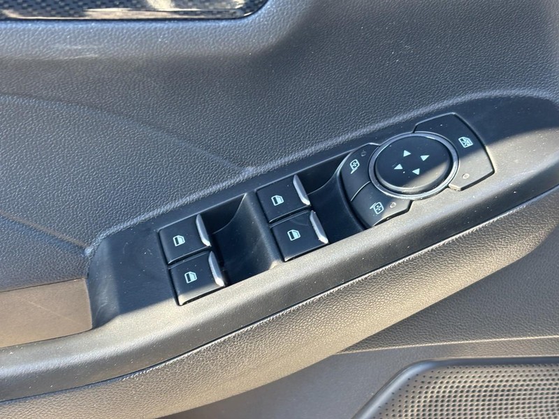 Ford Escape Vehicle Full-screen Gallery Image 18