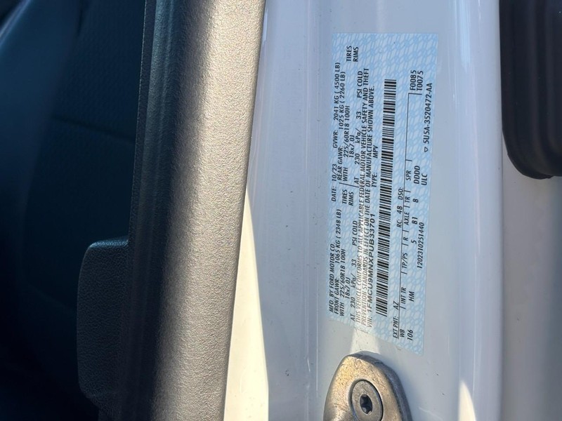 Ford Escape Vehicle Full-screen Gallery Image 27