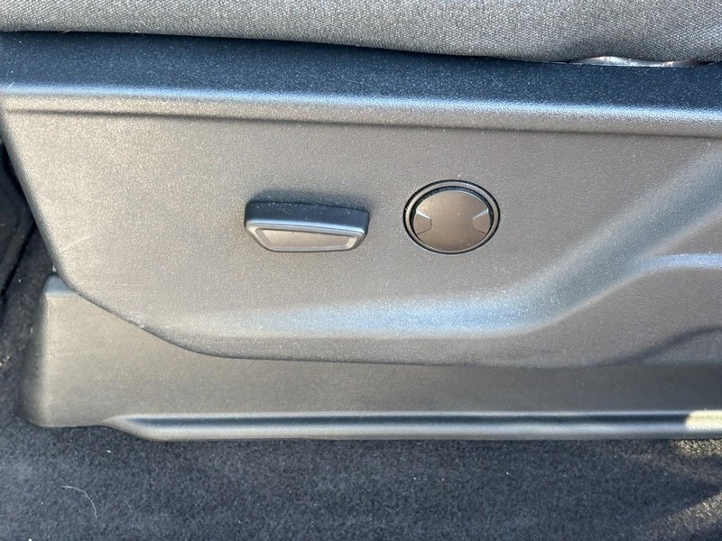 Ford F-150 Vehicle Full-screen Gallery Image 17