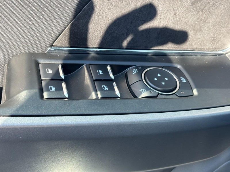 Ford F-150 Vehicle Full-screen Gallery Image 18