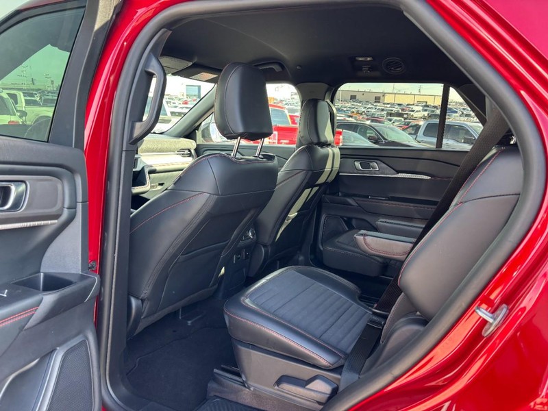 Ford Explorer Vehicle Full-screen Gallery Image 13