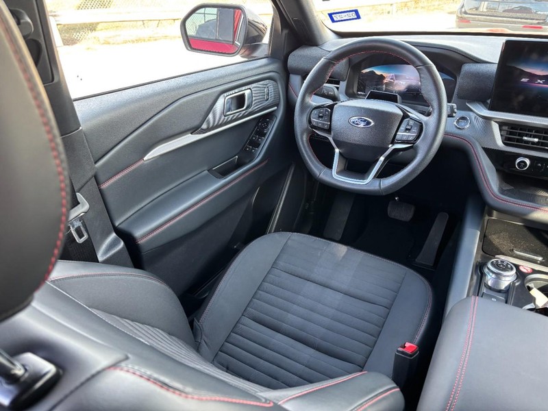 Ford Explorer Vehicle Full-screen Gallery Image 14