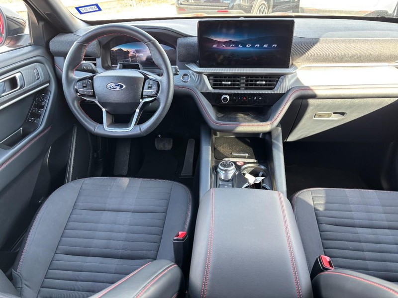 Ford Explorer Vehicle Full-screen Gallery Image 15