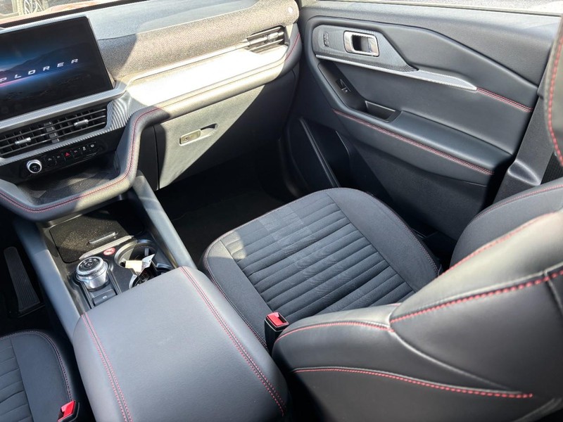 Ford Explorer Vehicle Full-screen Gallery Image 16