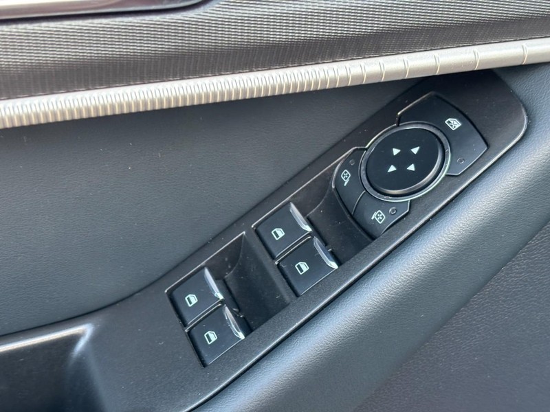 Ford Explorer Vehicle Full-screen Gallery Image 17