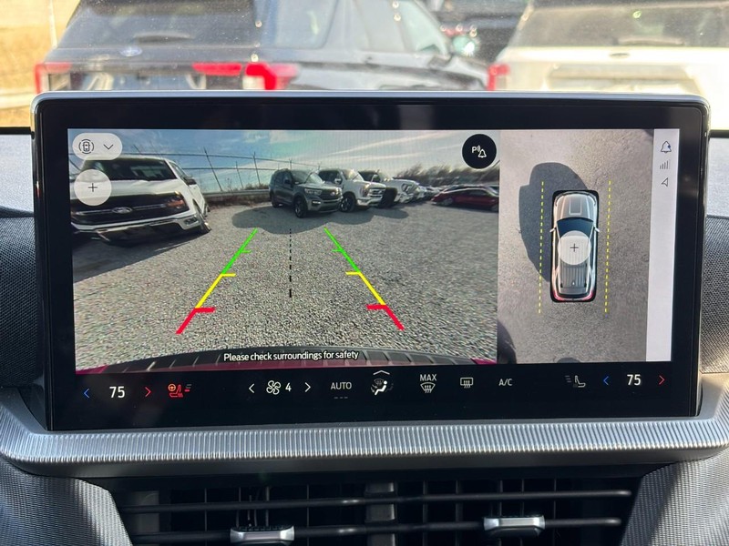 Ford Explorer Vehicle Full-screen Gallery Image 24