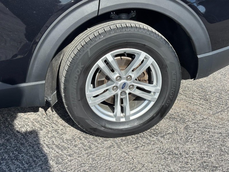 Ford Explorer Vehicle Full-screen Gallery Image 11