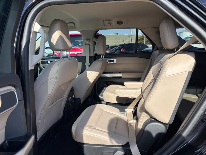 Ford Explorer Vehicle Full-screen Gallery Image 12