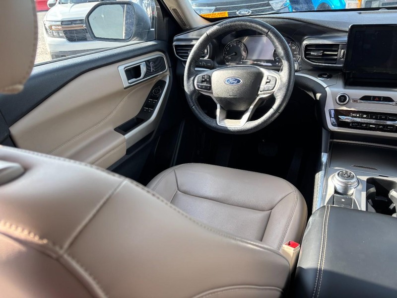 Ford Explorer Vehicle Full-screen Gallery Image 14