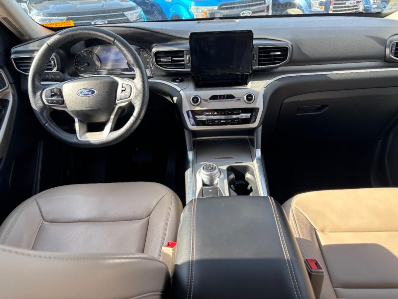 Ford Explorer Vehicle Full-screen Gallery Image 15