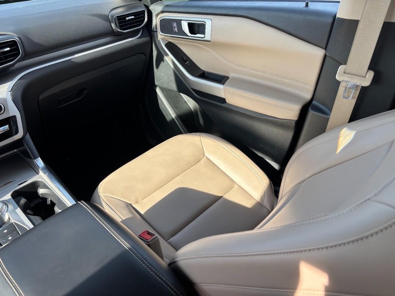 Ford Explorer Vehicle Full-screen Gallery Image 16