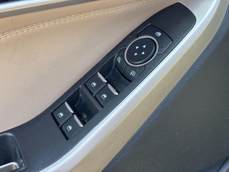 Ford Explorer Vehicle Full-screen Gallery Image 18