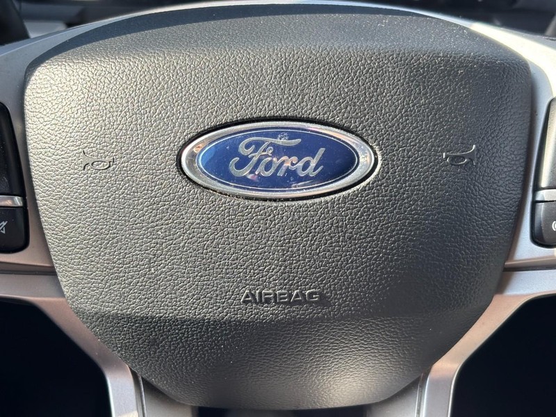 Ford Explorer Vehicle Full-screen Gallery Image 21