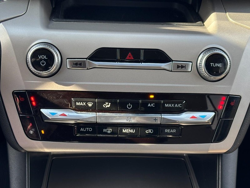 Ford Explorer Vehicle Full-screen Gallery Image 26