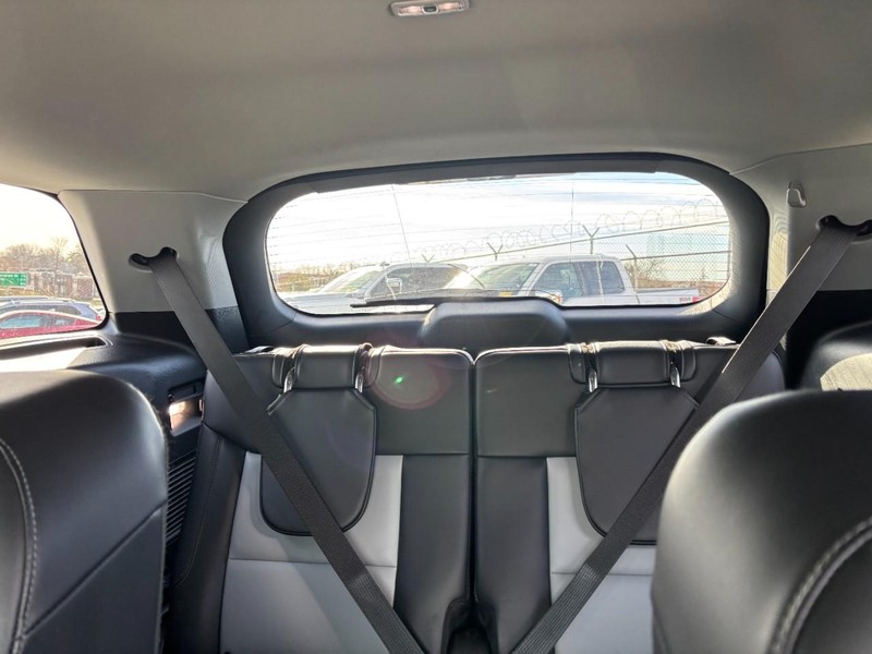 Ford Explorer Vehicle Full-screen Gallery Image 12