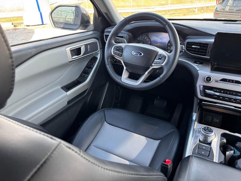 Ford Explorer Vehicle Full-screen Gallery Image 14