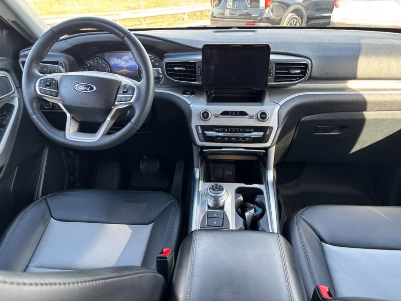 Ford Explorer Vehicle Full-screen Gallery Image 15