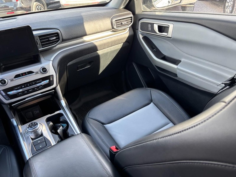 Ford Explorer Vehicle Full-screen Gallery Image 16