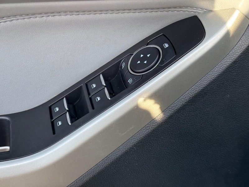 Ford Explorer Vehicle Full-screen Gallery Image 18