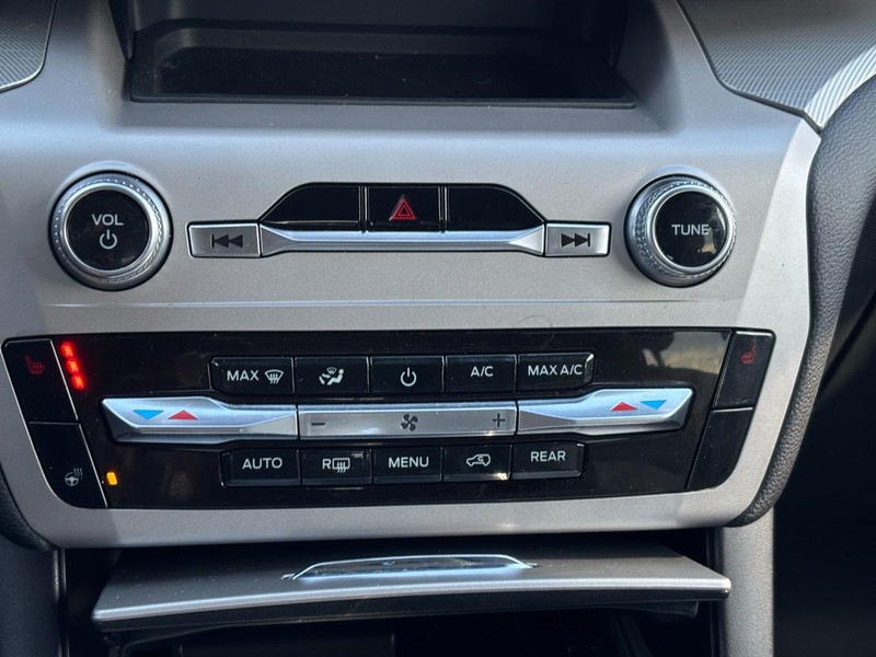 Ford Explorer Vehicle Full-screen Gallery Image 26