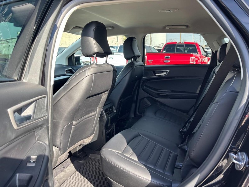 Ford Edge Vehicle Full-screen Gallery Image 12