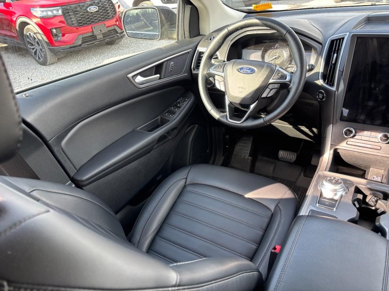 Ford Edge Vehicle Full-screen Gallery Image 13