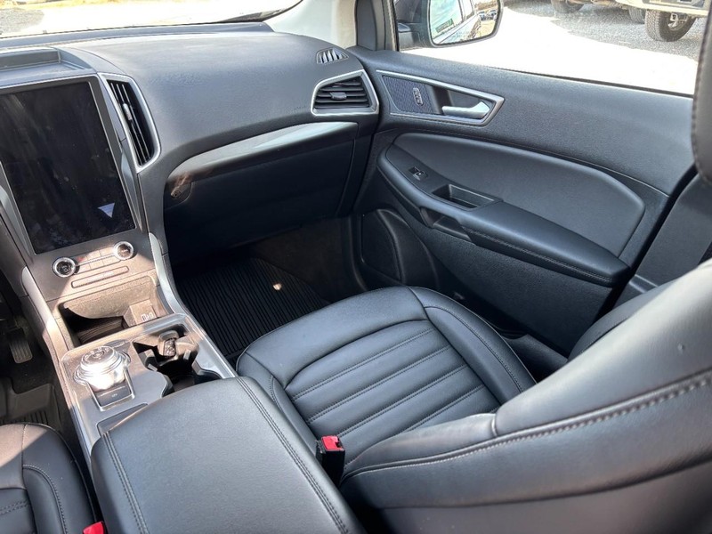 Ford Edge Vehicle Full-screen Gallery Image 15