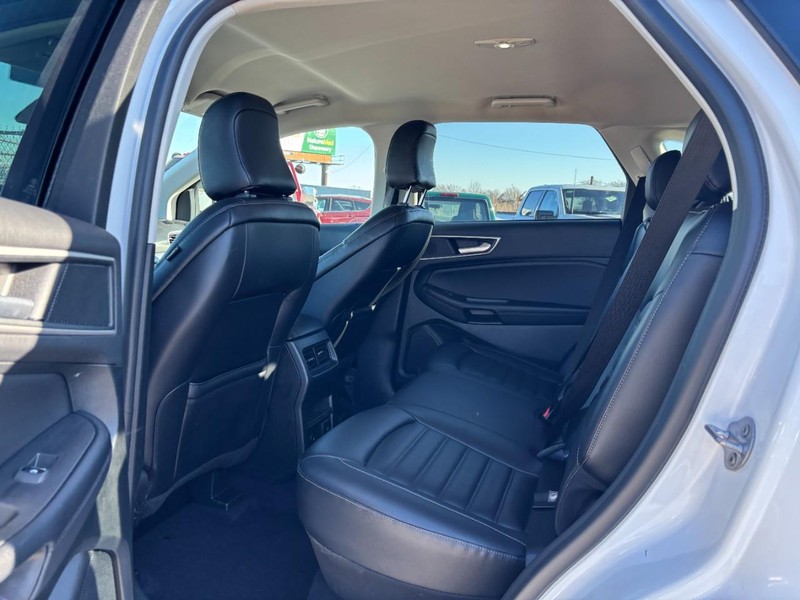 Ford Edge Vehicle Full-screen Gallery Image 12