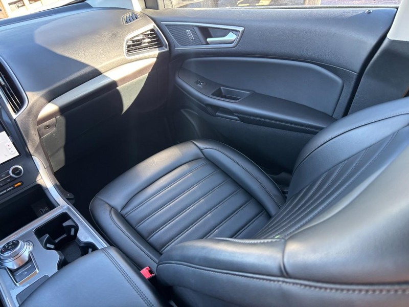 Ford Edge Vehicle Full-screen Gallery Image 15