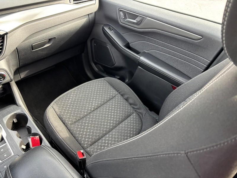 Ford Escape Vehicle Full-screen Gallery Image 17