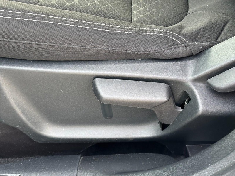 Ford Escape Vehicle Full-screen Gallery Image 18