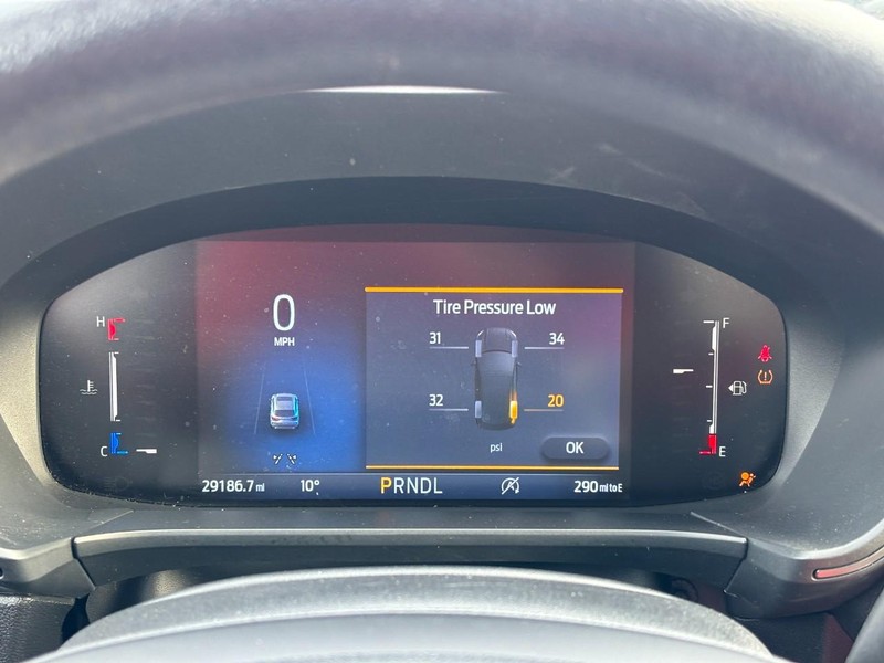 Ford Escape Vehicle Full-screen Gallery Image 24