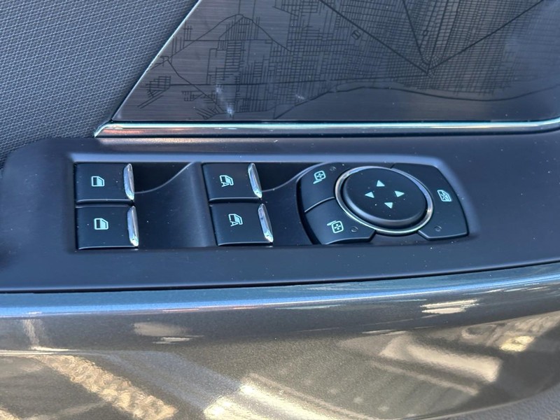 Ford F-150 Vehicle Full-screen Gallery Image 17