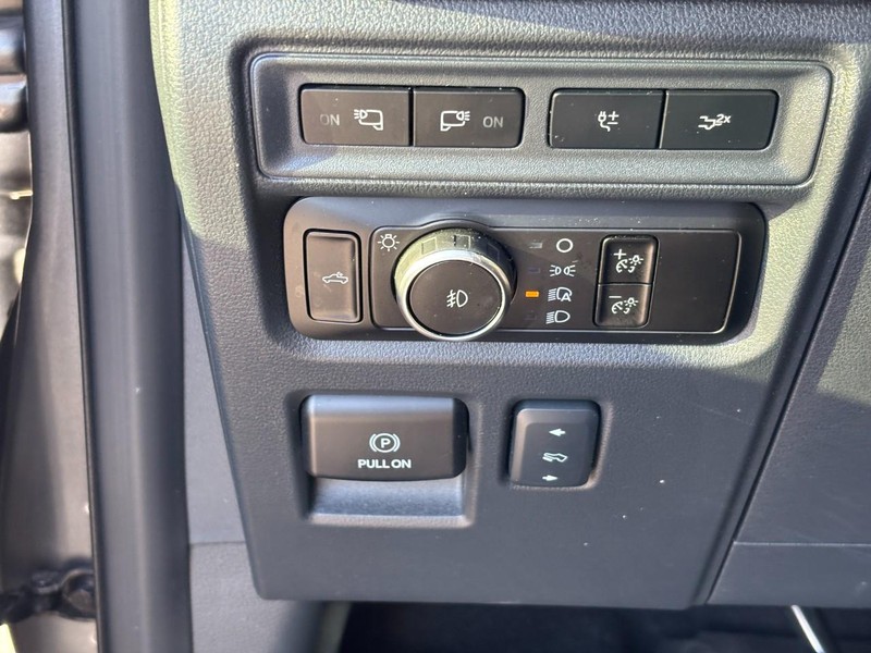 Ford F-150 Vehicle Full-screen Gallery Image 18