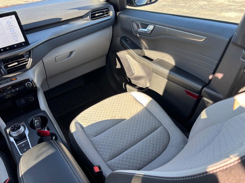 Ford Escape Vehicle Full-screen Gallery Image 15