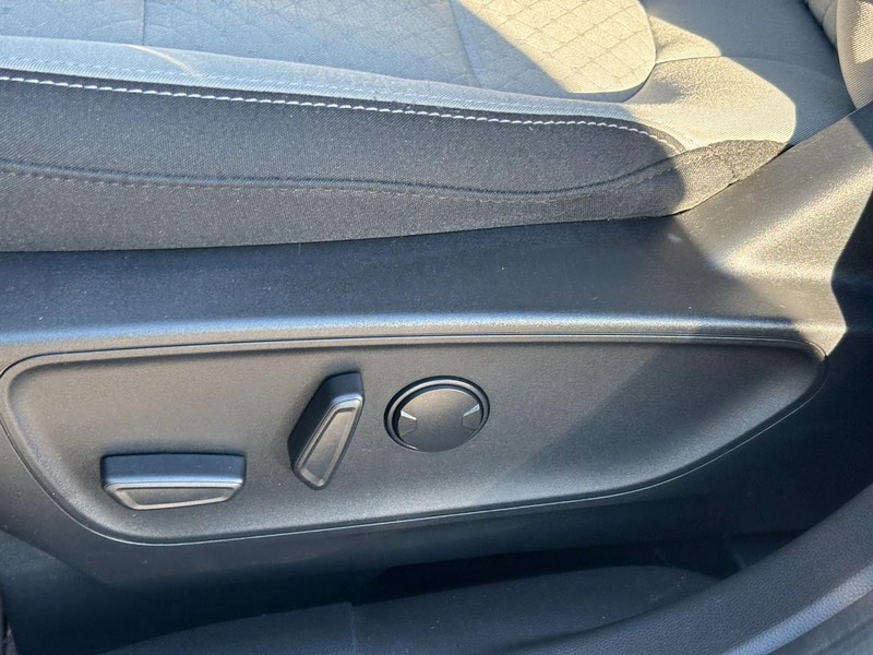 Ford Escape Vehicle Full-screen Gallery Image 16