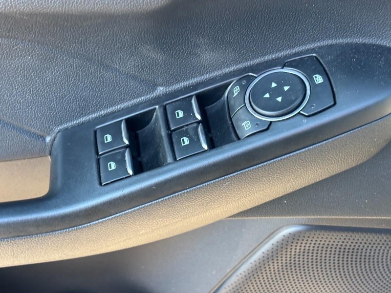 Ford Escape Vehicle Full-screen Gallery Image 17