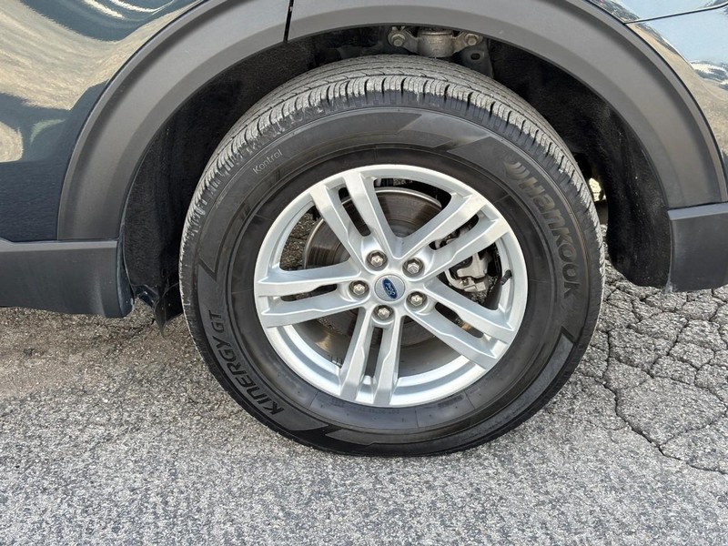 Ford Explorer Vehicle Full-screen Gallery Image 11